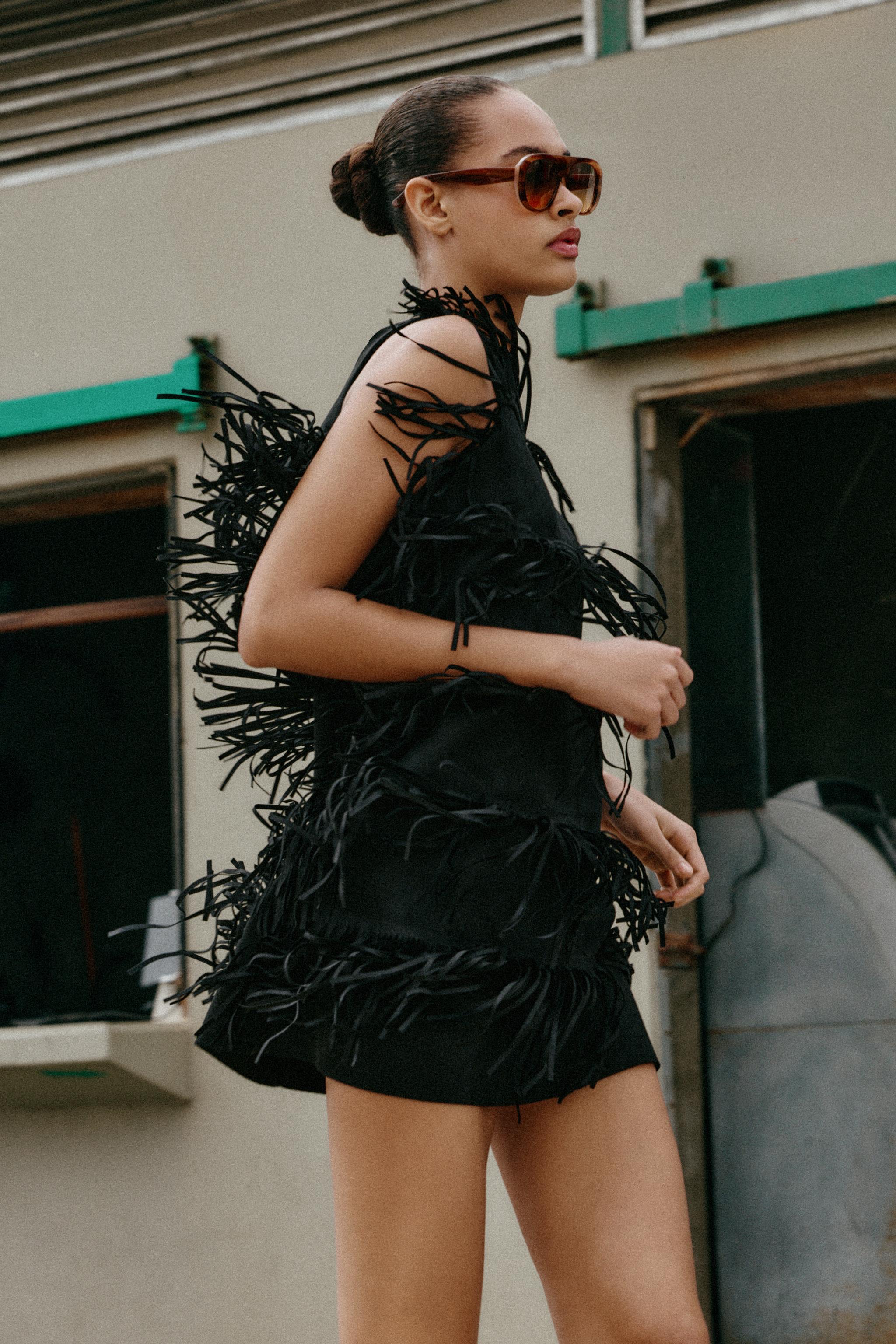ROBE EFFET DAIM À FRANGES ET CLOUS